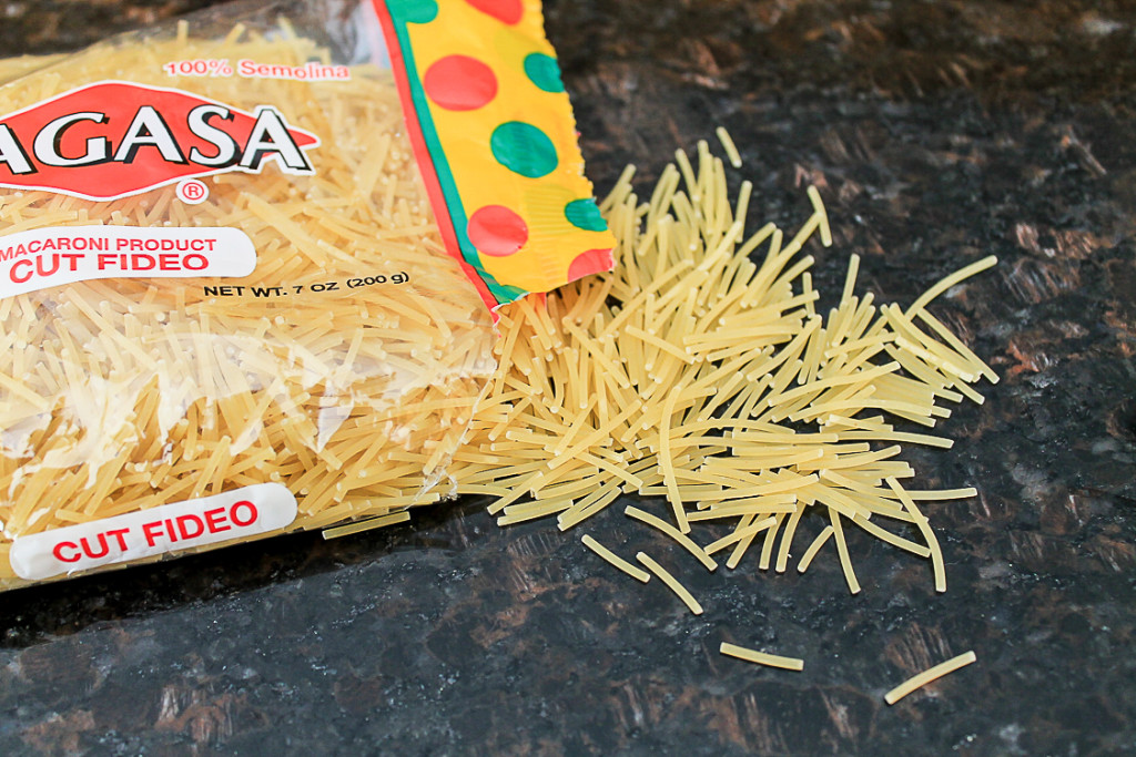 Sopa de fideo with chicken 