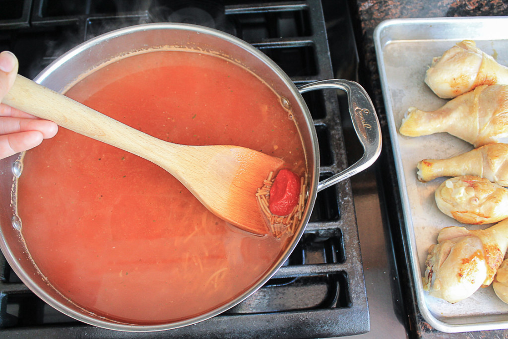 Sopa de fideo with chicken 